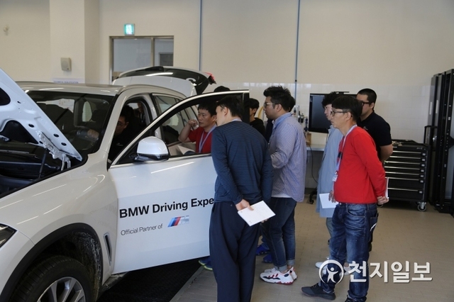 BMW그룹 코리아가 지난 11일 영종도 BMW 트레이닝 아카데미에서 2019년 외부 수리업체 대상 기술 세미나를 진행한 가운데 참석자들이 차량을 살펴보고 있다. (제공: BMW 코리아) ⓒ천지일보 2019.10.14