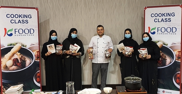 농림축산식품부와 한국농수산식품유통공사(aT)가 사우디아라비아 수도 리야드에서 한국 농식품 홍보 행사를 연 가운데 K-POP 팬들이 할랄 삼계탕 만들기 체험을 하고 있다. (제공: 한국농수산식품유통공사) ⓒ천지일보 2019.10.14