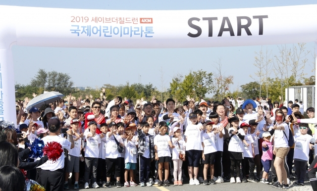 전북혁신도시 농촌진흥청 일대에서 지난 12일 열린 ‘2019 전주 국제 어린이마라톤’에 참여한 어린이들이 기념사진을 찍고 있다. (제공: 전주시) ⓒ천지일보 2019.10.15