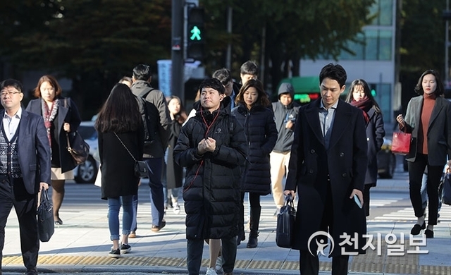 [천지일보=남승우 기자] 아침 최저기온이 영하권으로 떨어지는 등 올가을 들어 가장 추운 날씨를 보인 가운데 서울 광화문광장에서 시민들이 두꺼운 외투를 입고 출근길을 서두르고 있다. ⓒ천지일보DB