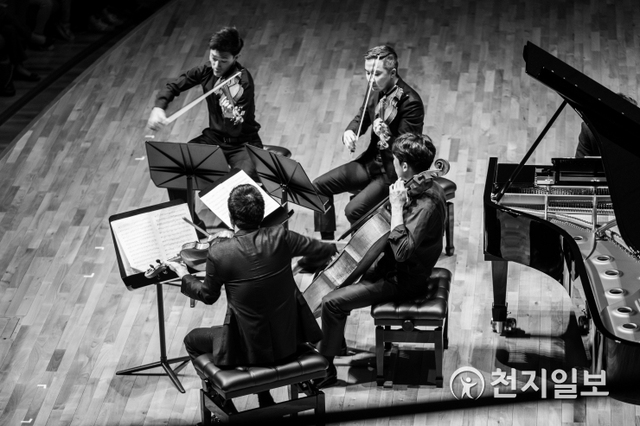 지난 12일 아트센터인천 콘서트홀에서 앙상블 디토의 공연이 열리고 있다. (제공: 인천경제자유구역청) ⓒ천지일보 2019.10.15