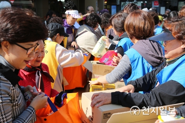 자원봉사자들이 저소득층에게 나눠줄 장바구니에 선물을 가득 가득 담고 있다. ⓒ천지일보 2019.10.16