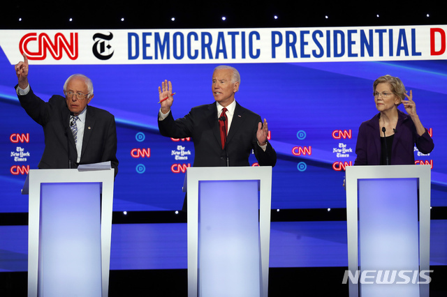 미국 민주당 주요 대선주자인 버니 샌더스(맨 왼쪽) 민주당 상원의원과 조 바이든 전 부통령(가운데), 엘리자베스 워런 상원의원이 15일(현지시간) CNN과 뉴욕타임스(NYT)가 주최한 후보토론에서 발언을 위해 손을 들고 있다(출처: 뉴시스)