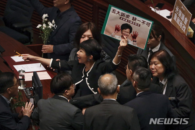 【홍콩=AP/뉴시스】17일 홍콩 입법회에서 야당 클로디아 모 의원이 캐리 람 행정장관에게 큰 소리로 항의하고 있다.
