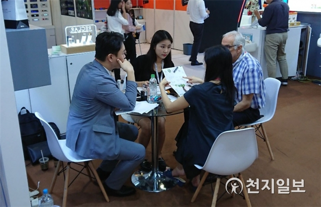홍콩 아시아 월드 엑스포에서 열린 ‘2019 글로벌소시스 컨슈머 전자전시회’에 참석한 바이어가 상담받고 있다. (제공: 대구시) ⓒ천지일보 2019.10.17