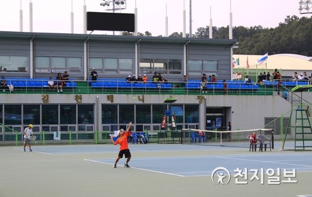 테니스 선수가 김천 테니스장에서 경기를 하고 있다. (제공: 김천시) ⓒ천지일보 2019.10.17