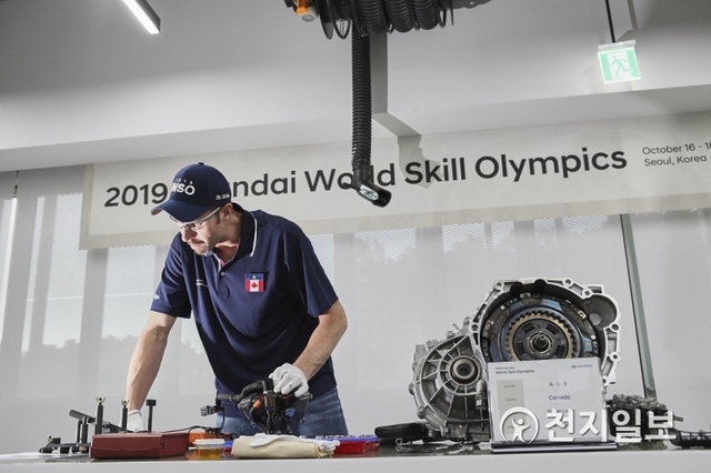 현대차는 지난 16일부터 18일까지 3일간 충남 천안시에 있는 현대차 천안글로벌러닝센터에서 해외 우수 정비기술인력 육성을 위한 ‘제13회 현대자동차 세계 정비사 기능 경진대회(13th Hyundai World Skill Olympics)’를 개최했다. (제공: 현대자동차) ⓒ천지일보 2019.10.18