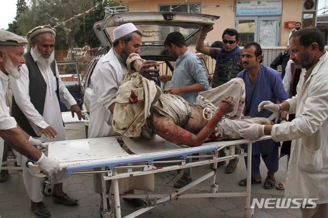 18일(현지시간) 아프가니스탄 수도 카불 동부 잘라라바드 하스카메나에서 반군이 발사한 박격포로 부상한 한 남성이 들것에 실려 병원으로 이송되고 있다. 현지 관계자는 모스크 지붕을 뚫고 들어온 이 포격으로 금요 기도 중이던 20여 명이 사망하고 40명이 부상했다고 밝혔다. (출처: 뉴시스) 2019.10.18.