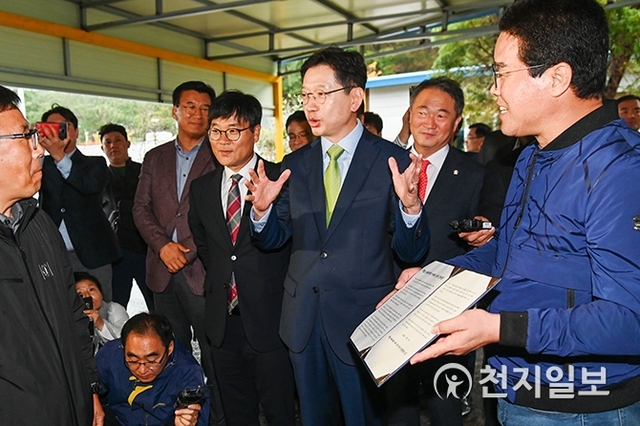 지난 18일 거제시에서 열린 ‘남부권 국립난대수목원’ 대상지 선정을 위한 산림청 현장·서류평가에서 김경수 경남도지사가 평가위원들에게 설명하고 있다. (제공: 경남도) ⓒ천지일보 2019.10.19