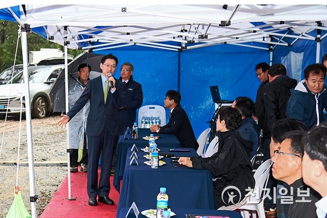 지난 18일 거제시에서 열린 ‘남부권 국립난대수목원’ 대상지 선정을 위한 산림청 현장·서류평가에서 김경수 경남도지사가 발표하고 있다. (제공: 경남도) ⓒ천지일보 2019.10.19