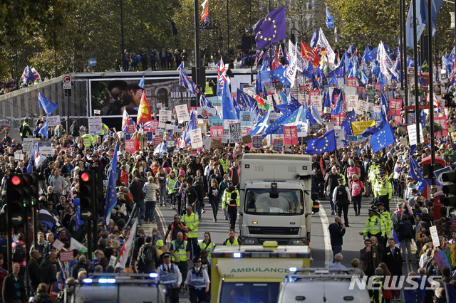 새 브렉시트(영국의 유럽연합 탈퇴) 합의안 하원 표결이 이뤄지는 19일(현지시간) 런던에서 브렉시트에 반대하는 시위대가 행진하고 있다. (출처: 뉴시스)