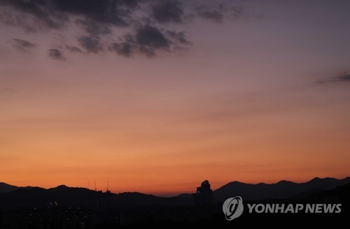 (창원=연합뉴스) 20일 오후 경남 창원시 의창구 하늘에 붉은 노을이 지고 있다. 2019.10.20