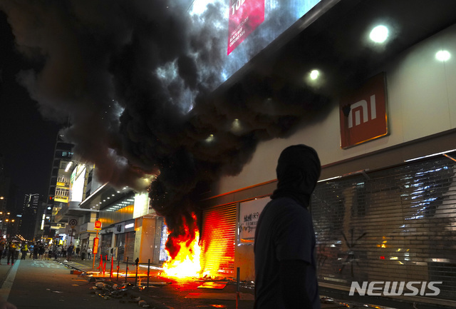 20일 홍콩 네이선로드 소재 중국 전자제품기업 샤오미 매장에서 시위대의 방화로 불길이 치솟고 있다. (출처: 뉴시스)