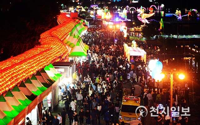 진주 10월 축제기간 방문객으로 붐비는 남강유등축제장 모습. (제공: 진주시)ⓒ천지일보 2019.10.21
