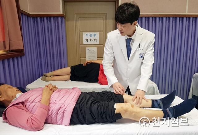 청주자생한방병원 최우성 병원장이 진료소를 찾은 환자에게 침치료를 실시하고 있다. (제공: 자생한방병원)ⓒ천지일보 2019.10.21