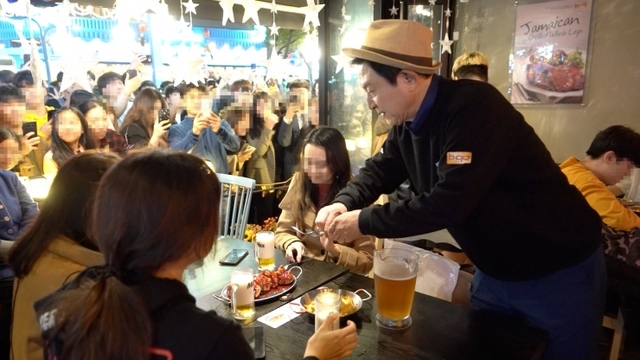 BBQ 홍대반가점에서 배우 김응수가 고객들과 소통하고 있다. (제공: BBQ)