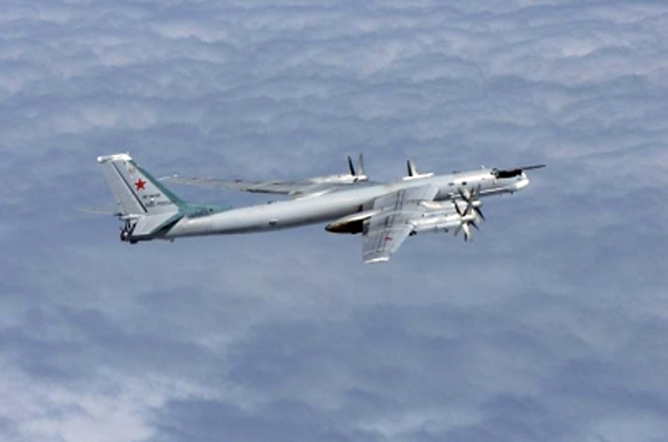 지난 6월 20일 러시아 폭격기 2대가 동해 한국방공식별구역(KADIZ)과 일본 오키나와현 영공에 진입한 모습. 일본 항공자위대가 촬영한 러시아 폭격기 모습. (출처: 일본 항공자우대) 2019.6.20