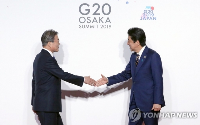 문재인 대통령이 28일 오전 인텍스 오사카에서 열린 G20 정상회의 공식환영식에서 의장국인 일본 아베 신조 총리와 악수하고 있다. (출처: 연합뉴스)