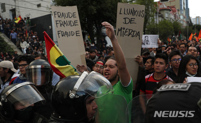 21일(현지시간) 볼리비아 수도 라파스 최고선거재판소 앞에서 카를로스 메사 전 대통령 지지자들이 대선 개표 결과에 항의하고 있다. 메사 지지자들은 개표가 조작됐다며 항의 시위를 벌였다. (출처: AP/뉴시스)