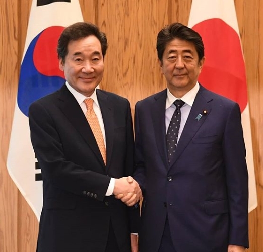 24일 이낙연 국무총리와 아베신조 일본 총리가 일본 총리관저에서 만나 회담 전 악수를 하고 있다. (출처: 국무총리실) 2019.10.25