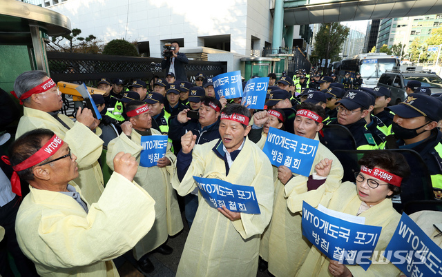 'WTO개도국지위 유지 관철을 위한 농민공동행동' 회원들이 25일 서울 종로구 정부서울청사 별관 앞에서 한국의 WTO 개도국 지위 유지를 촉구하고 있다. (출처: 뉴시스)