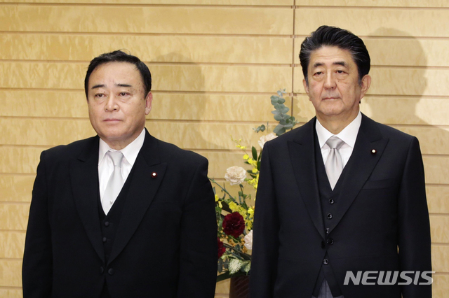 가지야마 히로시(왼쪽) 신임 일본 경제산업장관이 지난 25일 도쿄 총리 공관에서 아베 총리와 함께 포즈를 취하고 있다. (출처: 뉴시스)