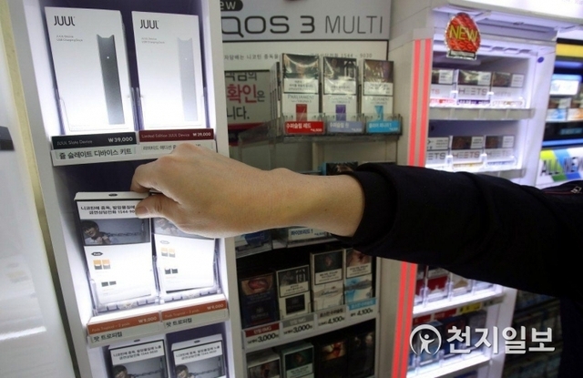 [천지일보=남승우 기자] 편의점 GS25가 24일 가향 액상 전자담배 판매를 중단하기로 했다. 이는 전날 보건복지부가 중증 폐 질환 유발 논란이 일고 있는 액상형 전자담배에 대해 사용 중단을 권고한 이후 유통업계에서 나온 첫 조치이다. 사진은 이날 서울 시내의 한 편의점 GS25 매장에서 점원이 쥴(JUUL) 가향 액상 전자담배를 수거 하고 있는 모습. ⓒ천지일보 2019.10.24
