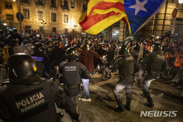 스페인의 카탈루냐 분리독립 운동의 시위대가 주말인 26일(현지시간) 바르셀로나 도심에서 집회를 가진 뒤 행진 과정에서 경찰과 대규모 충돌이 발생했다. (출처: 뉴시스)