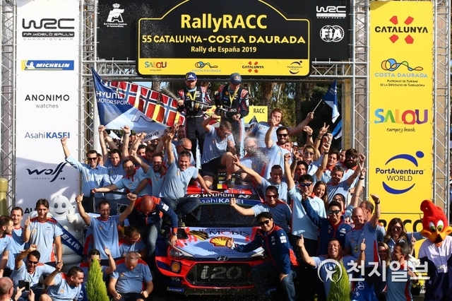 스페인 타라고나(Tarragona) 주에서 열린 2019 월드랠리챔피언십(WRC) 13차 대회에서 우승을 차지한 티에리 누빌(Thierry Neuville, 경주차 상단 오른쪽) 선수와 코드라이버 니콜라스 질술(Nicolas Gilsoul, 경주차 상단 왼쪽)이 팀 동료들과 함께 환호하고 있다. (제공: 현대자동차) ⓒ천지일보 2019.10.28