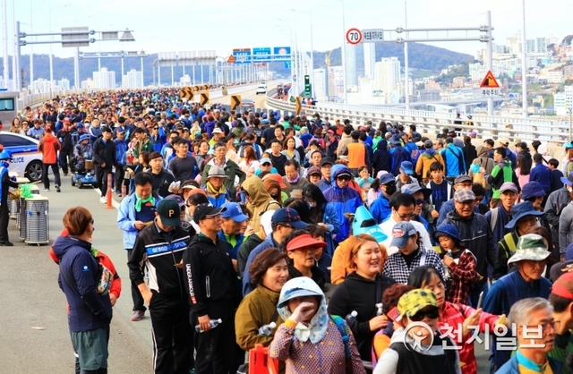 제12회 남항대교 걷기대회에는 1만 5천명이 참가해 걷고 있다. (제공: 부산 서구) ⓒ천지일보 2019.10.28