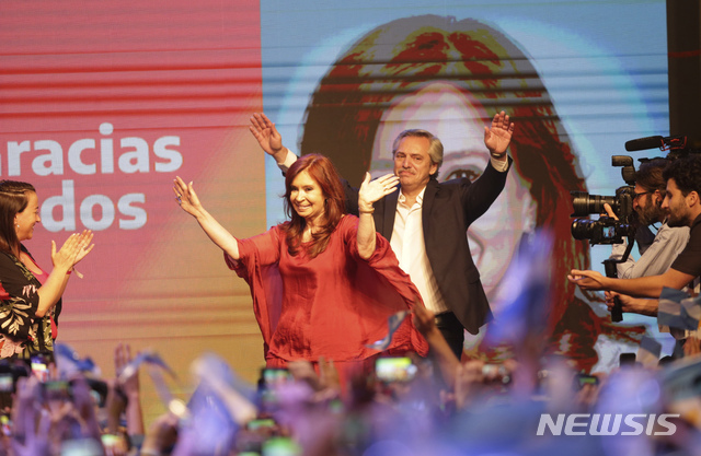 27일(현지시간) 아르헨티나 대통령 선거가 치러진 가운데 부에노스아이레스 '모두의 전선' 대선 캠프에서 승리를 확정지은 알베르토 페르난데스(오른쪽) 당선인과 그의 부통령 러닝메이트 크리스티나 페르난데스 전 대통령이 지지자들을 향해 손을 들고 있다. (출처: 뉴시스)