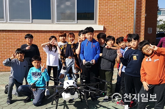 드론체험교실에 참가한 진주지역 초등학생들 모습. (제공: 경남도) ⓒ천지일보 2019.10.29