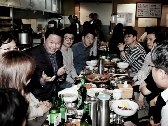 최태원 SK그룹 회장이 28일 서울 광화문 인근의 한 음식점에서 저녁식사를 겸한 번개 행복토크를 갖고 있다. (제공: SK그룹)