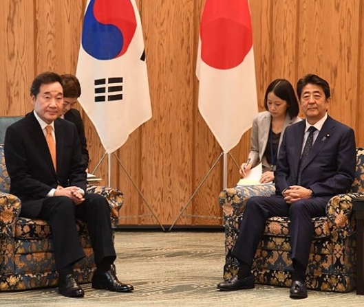 24일 이낙연 국무총리와 아베신조 일본 총리가 일본 총리관저에서 한일 관계 관련 현안을 두고 회담을 갖고 있다. (출처: 국무총리실) 2019.10.25