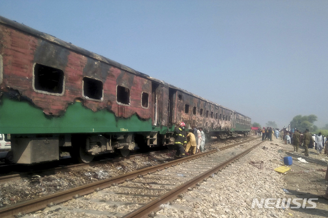파키스탄 동부 펀자브주 라힘야르칸에서 31일 달리던 열차에서 조리용 가스실린더가 폭발하면서 화재가 발생해 승객 65명이 사망했다. 파키스탄 당국자들이 화재가 진압된 사고 열차를 살펴보고 있다(출처: 뉴시스)