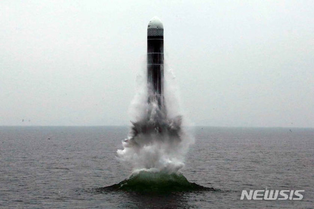 북한이 지난 2일 오전 동해 원산만 수역에서 신형 잠수함발사탄도미사일(SLBM)인 '북극성-3'형 시험발사를 성공적으로 진행했다고 3일 밝혔다. (출처: 뉴시스)