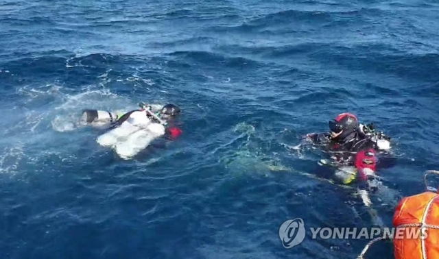 1일 독도 인근 바다에서 중앙특수구조단이 추락한 헬기를 수색하기 위해 잠수를 준비하고 있다. (출처: 연합뉴스)