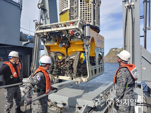 해군 청해진함 대원들이 2일 독도 근해에서 수중수색을 위해 무인잠수정(ROV)을 투입하고 있다. (제공: 동해지방해양경찰청) ⓒ천지일보
