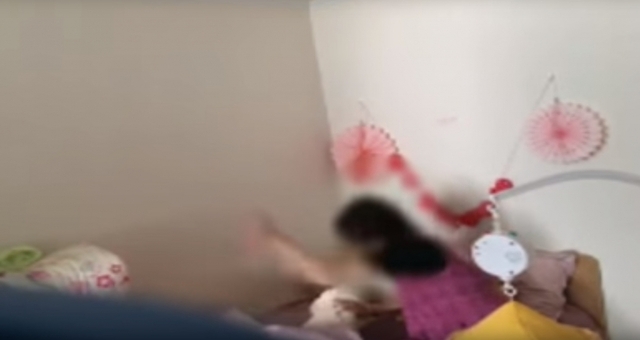 산후도우미가 신생아를 폭행하는 장면이 담긴 영상 캡쳐본.