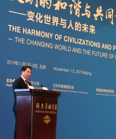최태원 SK 회장이 지난 1일 중국 베이징 댜오위타이에서 열린 ‘베이징포럼 2019’ 개막식에서 기조연설을 하고 있다. (제공: SK)