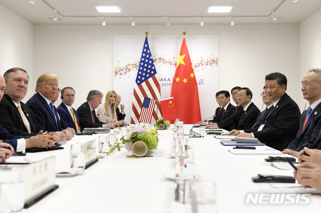 도널드 트럼프 미 대통령(왼쪽 2번째)이 지난 6월 29일 일본 오사카(大阪)에서 시진핑(習近平) 중국 국가주석(오른쪽 2번째)과 양국 대표단과 함께 정상회담을 열고 있다. (출처: 뉴시스)
