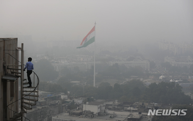인도 뉴델리에서 최악의 대기오염이 발생해 1일 도시 전체가 독성 스모그에 가려져 있다. (출처: AP/뉴시스)