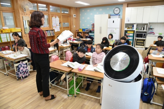 LG가 지원한 공기청정기가 설치된 경기도 파주시 문산동초등학교 1학년 교실에서 학생들이 수업을 받고 있는 모습. (제공: LG)