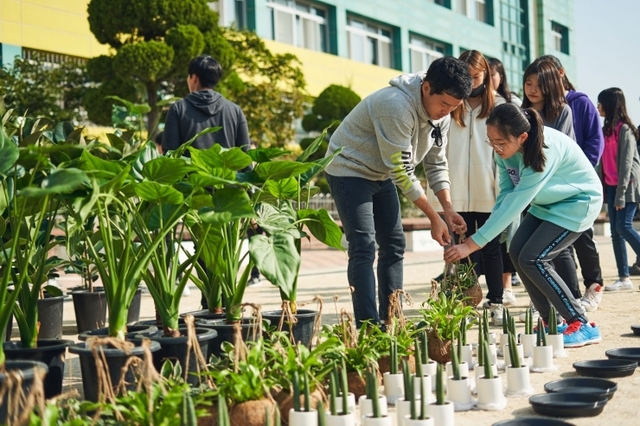 지난달 21일 마켓컬리가 트래플래닛과 함께 하는 교실숲 조성을 위해 서울월곡초등학교에 나무를 전달하고 있다. (제공: 마켓컬리)