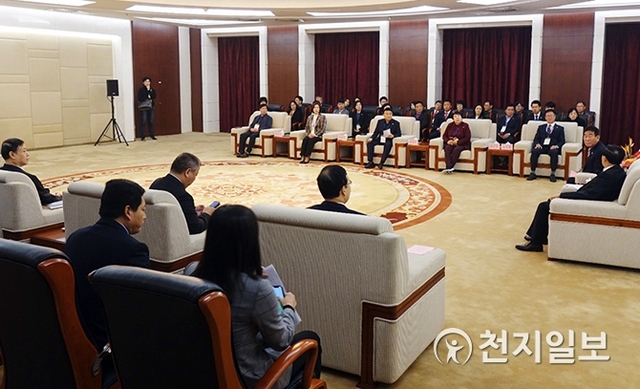 진주시의회가 지난 1일부터 5일까지 중국 상해·서안에서 비교견학을 한 가운데 박성도 의장과 후룬저 서안시의회 의장이 상호 협력방안을 논의하고 있다. (제공: 진주시의회) ⓒ천지일보 2019.11.6