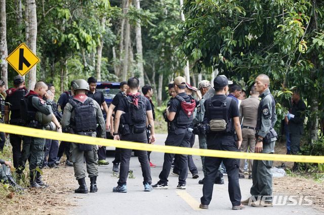 태국 남부 얄라주 핫야이 인근의 한 검문소에서 무슬림 분리주의 무장반군의 총격으로 최소 15명의 경비대원들이 사망한 총격 현장에서 태국 경찰들이 모여 있다(출처: 뉴시스)