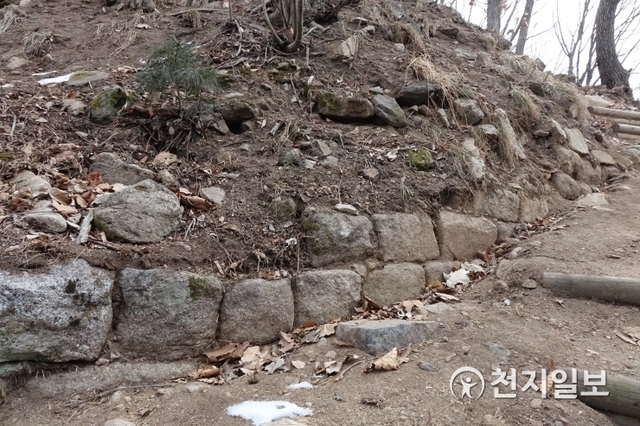 비봉산에 남아있는 성벽 일부