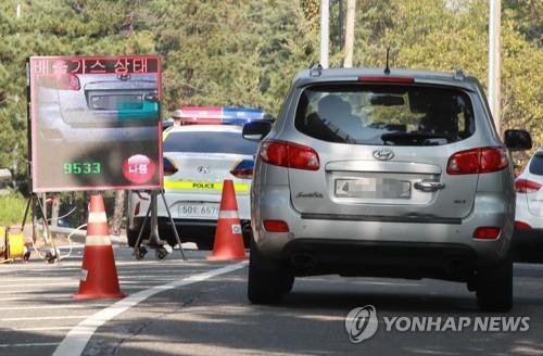 지난 10월 21일 서울 성산대교 북단의 차량 배출가스 특별단속 현장 모습. (출처: 연합뉴스)