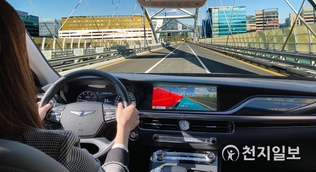 증강현실(AR)을 기반으로 주행경로 안내와 차로 이탈 경고 기능이 동시에 작동하고 있는 AR 내비게이션 콘셉트 이미지. (제공: 현대자동차그룹) ⓒ천지일보 2019.11.7