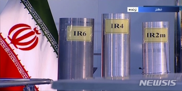 이란은 6일(현지시간) 핵합의 이행 수준을 축소하는 4단계 조처로 포르도 지하시설에서 우라늄 농축을 재개했다고 밝혔다. 사진은 이란 국영 TV에 보도된 나탄즈 우라늄 농축시설에 배치된 원심분리기. (출처: 뉴시스)